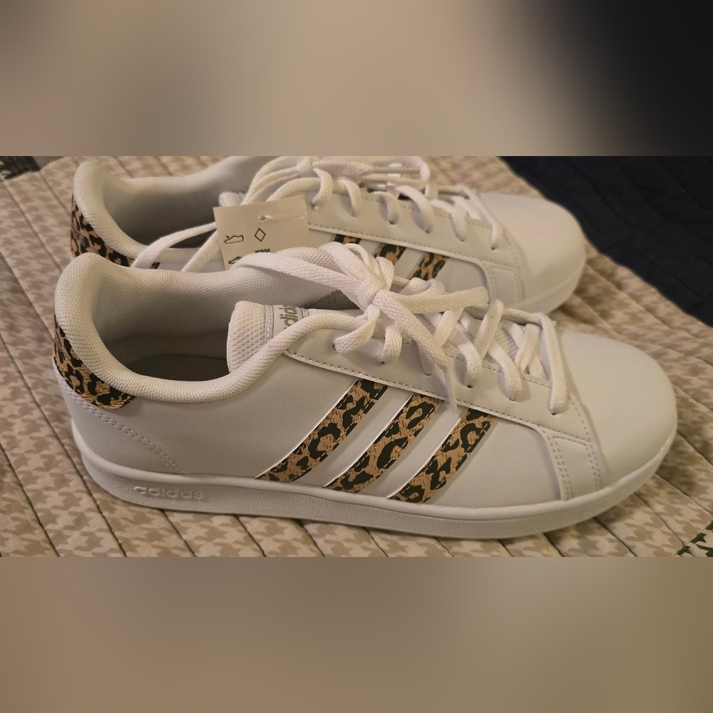 NWT Adidas Youth Size 6.5 /Ladies 8 /8.5M Court Sneaker White  & Leopard  Stripe